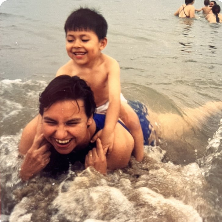 tapa_mx's tweet photo. A mi madre.

Preguntas si estoy dormido, escucho y callo, pero tú lo sabes, solo callas y me despides. 
Hoy he vuelto a fallarte, hoy de una manera en la que jamás debí, hoy he perdido los estribos, pero no me juzgas, solo escuchas y me aconsejas.
No quiero fallarte más. No quiero regalarte rosas blancas antes de que tú lo hagas. 
Te amo y jamás quiero perderte, “tus lagrimas taladran mi hipocampo”. 
Perdón por errar como hijo, por pensar de manera tan egoísta. Perdón por no decir tantas cosas, por guardar sentimientos y aunarlos en una mala decisión. Perdón por el día de hoy no tener el valor de verte a los ojos. 
No quiero que vuelvas a pedirme perdón, mis decisiones no están influenciadas por ti, pero gracias por querer afrontar las consecuencias a mi lado, no tienes que hacerlo. Contigo tengo deudas que no puedo pagarte con dinero, pero vendería alma para hacerlo aunque sé que no lo permitirías. Disculpa mis burdas palabras y el desorden de mis ideas. 
Quisiera decirte que no voy a volver a caer pero tú me conoces, sabes antes que yo que estoy a punto de hacerlo, pero no me juzgas, solo miras y me levantas. Quiero que esta vez sea distinto, pero no sé cómo hacerlo, quiero verte sonreír y decir que estás orgullosa, pero sabes que volveré a fallar y no me juzgas, solo analizas y me palmeas. 
No quiero regalarte rosas blancas antes de que tú lo hagas. 
Quiero llevarte a una playa lejana y verte sonreír como en aquel verano. Quisiera regresar a aquel día y que no terminase jamás, verte con esa inocencia y quedarme siempre en tus brazos. Quisiera poder verte sonreír igual mientras me ves, sonreír sin mirada cansada.
Quisiera no ser una de las peores partes de tu vida, y sé que lo soy, eres muy gentil para aceptarlo, pero no me juzgas, solo me abrazas y callas. 
No quiero regalarte rosas blancas antes de que tú lo hagas. 
Perdón por tratar de mentirte cuando tú lo sabes todo. No quiero volver a verte como hoy, no quiero volver a escucharte como hoy. No quiero que vuelvas a sentirte como hoy. 
Te amo y no quiero regalarte rosas blancas antes de que tú lo hagas. 
No quiero que te des cuenta de que no puedo dormir, pero lo sabes. 
Perdona mis burdas palabras y el desorden de mis ideas.