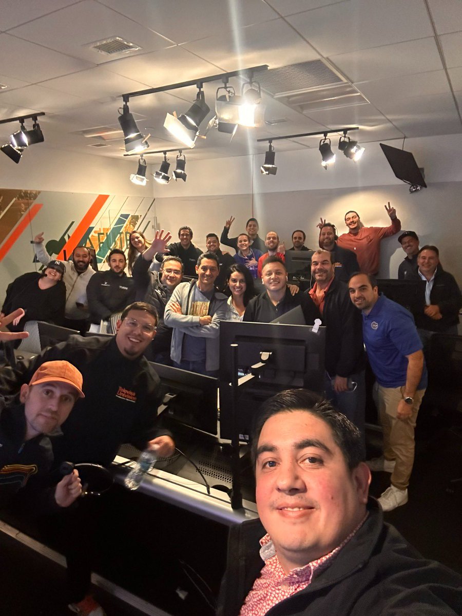 Radio_kriminal's tweet photo. Se llama TRABAJO EN EQUIPO
Se dice HACER HISTORIA
Primera transmisión del SB en @Univision @VIX y la más vista en la historia de este evento deportivo en español.
En la foto solo una parte del gran equipo que formó parte de este evento histórico.
#LiveEvents #PCR #TechCrew https://t.co/jEa9W2f9O0