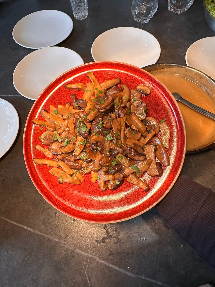 TrngQucDng3's tweet image. German Cuisine on Lunar New Year
Hackbraten with gravy sauce and smash potatoes
Sauteed mushroom
Salad with balsamic sauce
Hanoi coffee egg
#kitchenlab #hiddebkitchen