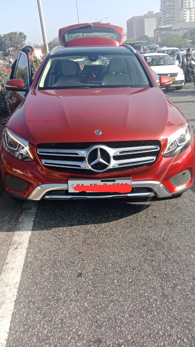 acpnortheast's tweet photo. This car was booked not because it was punchured but because it caused traffic obstruction on hebbal flyover as its driver didn't know how to change wheel nor did he keep tools to change wheel....please keep necessary tools in your vehicle https://t.co/NMF1B3qUZW