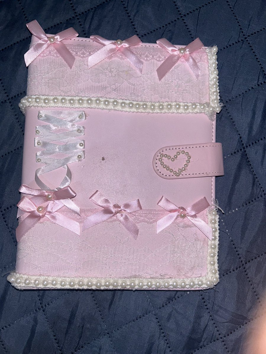 QUITTING SALE !!
RUSH SELLING !!

Wts lfb ph

- random photocards 
- last price drop 3k free sf and pf
- 3 days dop
- strictly sold as set
- included na rin yung binder

## lisa heeseung nayeon sunghoon jake kazuha niki hyein enhypen blackpink twice new jeans photocard