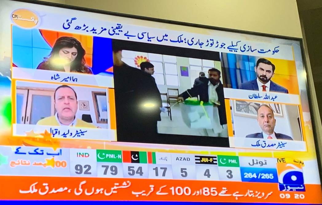 NdmEhsan's tweet photo. مادر Independent پدر آزادمیڈیا:
کسی برگربچےنےکہاآپ کوپتہ ہےکہ
غریب لوگTear Gasکوکیاکہتےہیں؟
پوچھاکیاکہتےہیں؟
فرمایا۔آنسوگیس کہتےہیں
مرزاغالب حیات ہوتے
توIndependent اور آزاد کا
میڈیاتی پھکڑپن پڑھ کریہی کہتےکہ
حیراں ہوں دل کوروؤں کہ پیٹوں جگرکومیں
مقدورہوتوساتھ رکھوں نوحہ گرکومیں https://t.co/1IQvFl48xB