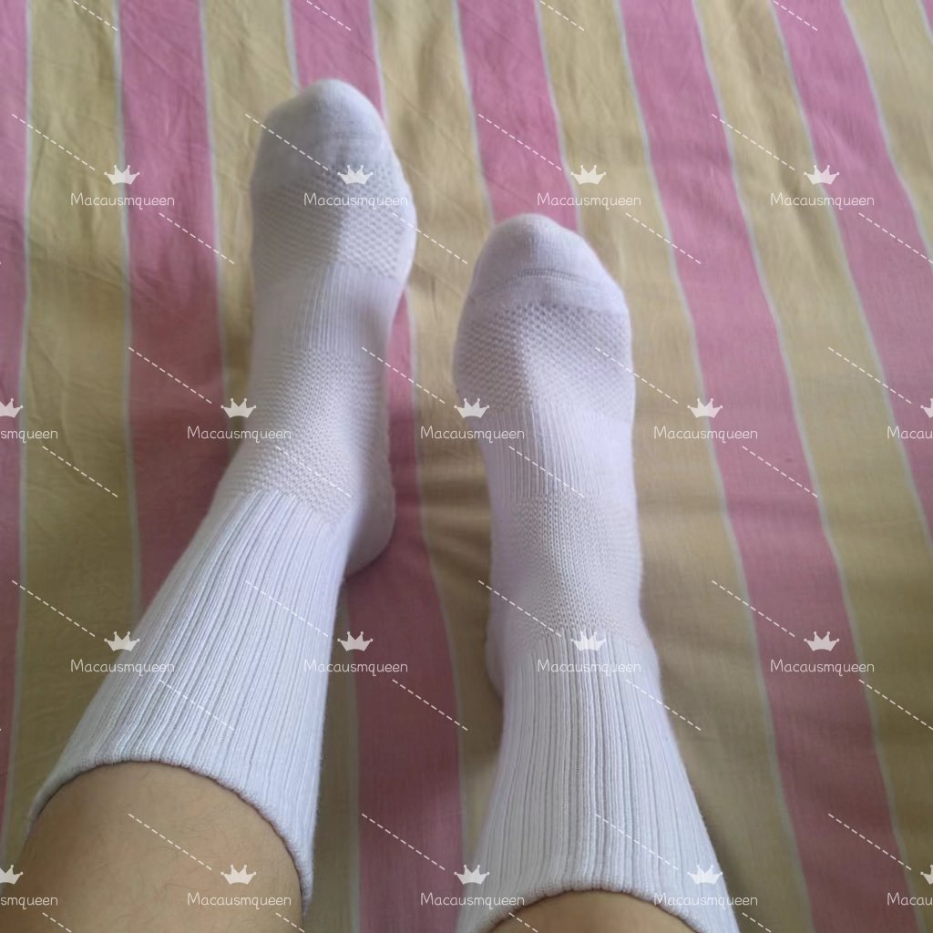 我之前做sales時，有個客入黎幫佢老婆睇袋，然後我sale佢，佢細細聲同我講，我隻腳好靚，可吾可以加佢微信？我歌時重覺得佢好變態，原來變態ge人好多，等我黎滿足賤狗們ge變態吧🤣🤣 #棉襪 #腳汗 #賤狗 #原味 #原味商品 #戀腳 #運動襪