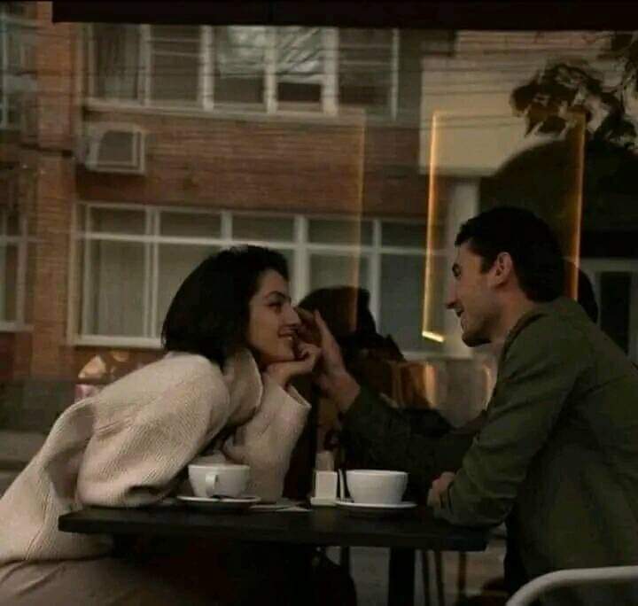 انسان کی دسترس میں چاہے لاکھ نعمتیں ہوں۔ 
ایک ادھوری خواہش سب کی اہمیت گھٹا دیتی ہے۔ انسان ایک
لاحاصل کی امید پر کتنے حاصل ٹھکرا دیتا ہے!!!✍️
آخر ❤ دہ کنہ____🔥

#محبت_مافیا