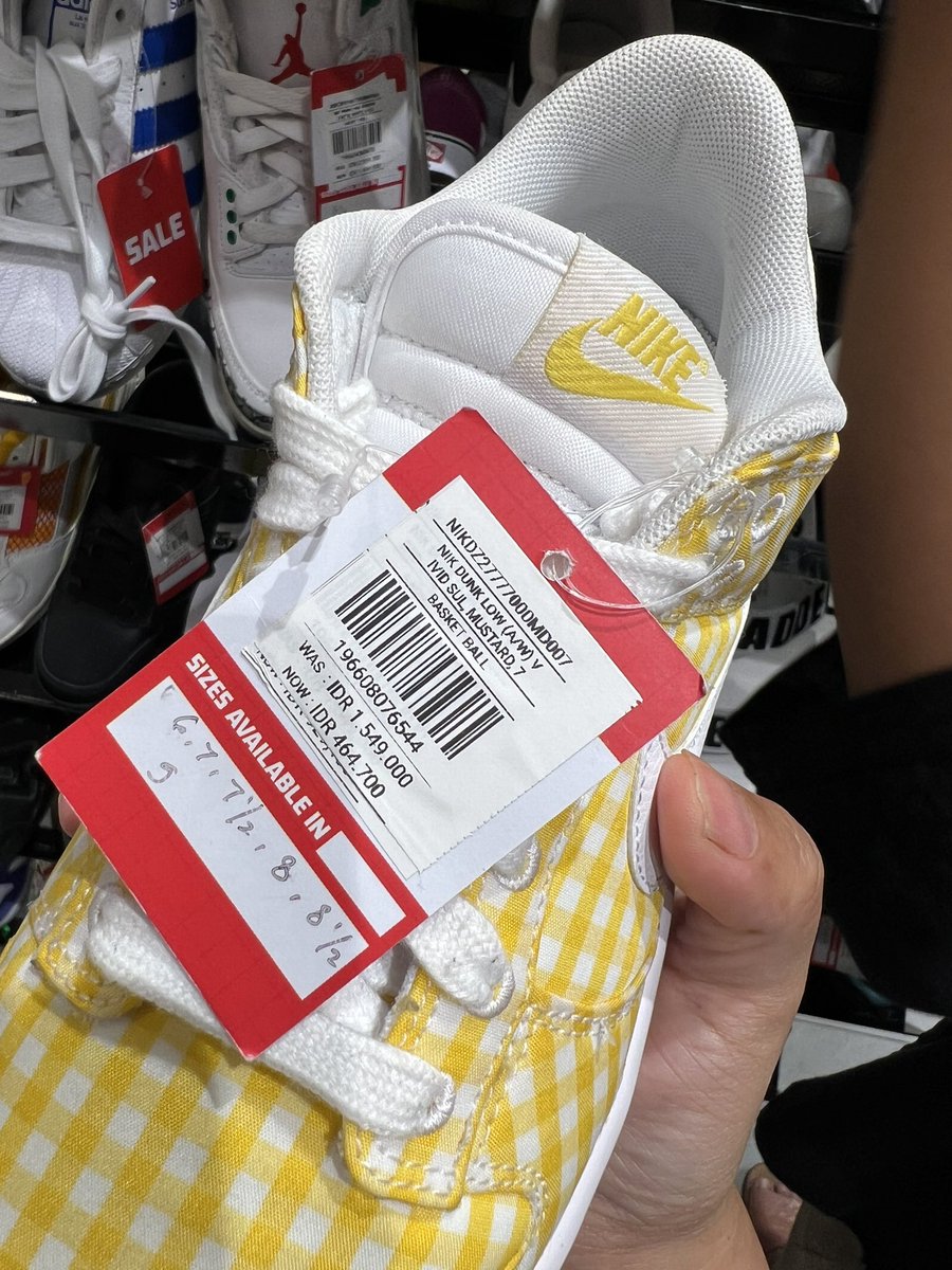 efenerr's tweet photo. yang senggang siang ini segera ke Footlocker GI deh!

ada diskon last piece tapi edan ngiler

Nike AF 400ribuan
NB Kids 200ribuan
Adidas Stan Smith 500ribuan https://t.co/ByrxNnQekO