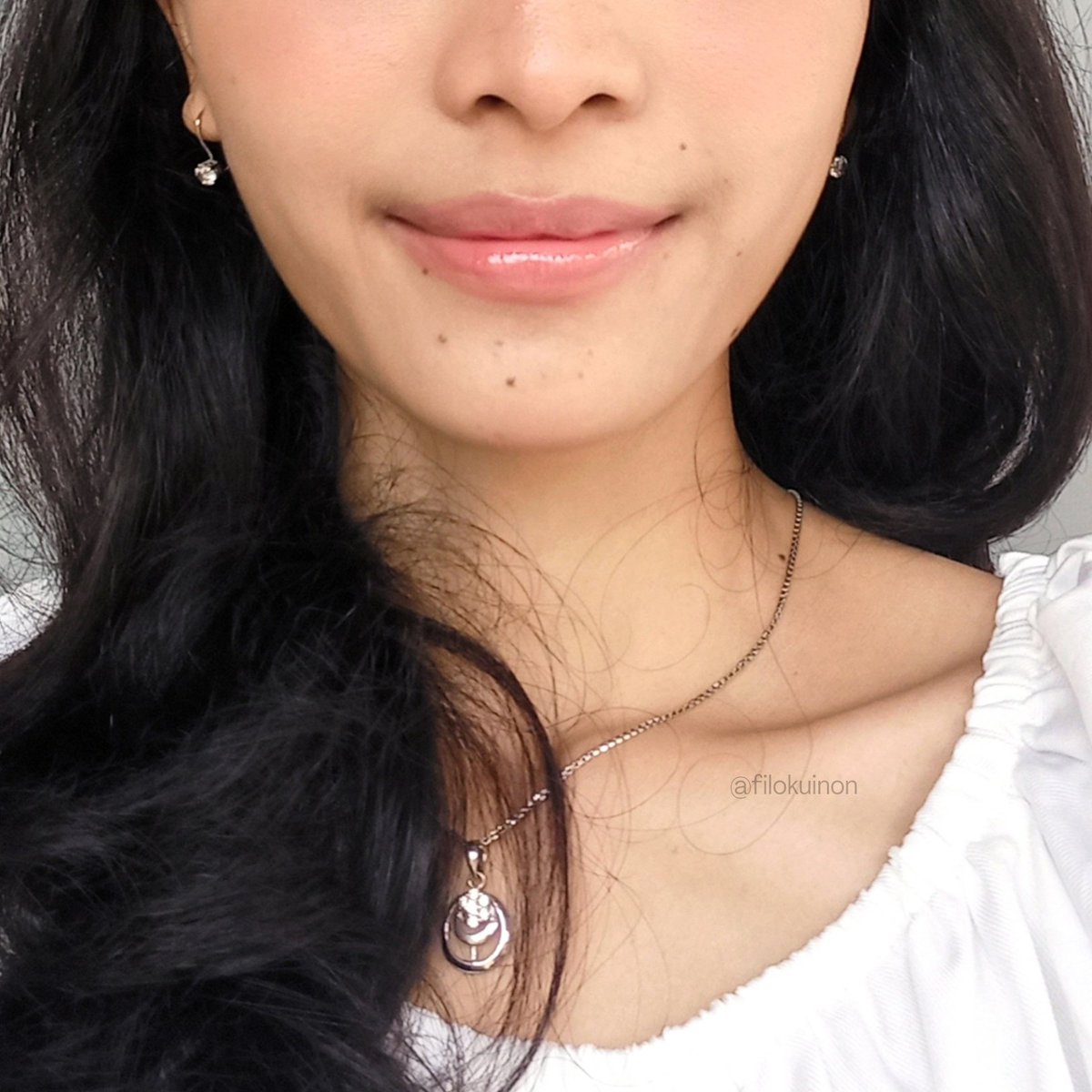 filokuinon's tweet photo. Akhirnya nemuin lipstik nude yang gak bikin muka keliatan pucat, ditambah lip glossnya cantik bgt bikin bibir plumpy! 🫶🏻

#racuninmakeup https://t.co/imymsHFVpj