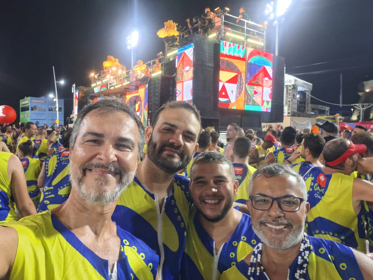 playnobeto's tweet photo. Crocodilo 2024 (Daniela Mercury) com os melhores.
Eu nunca ri tanto com eles!
#Carnaval2024 #blococrocodilo #carnavalsalvador https://t.co/DAYeci3jOv