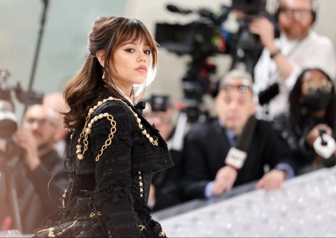 「METGALA2023」のジェナ・オルテガ様は絶対に後世に語り継ぐべき