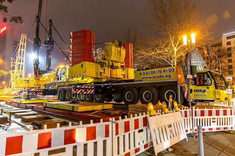 Liebherr LTM 1650-8.1 installs
chiller units against the
backdrop of the Frankfurt
skyline