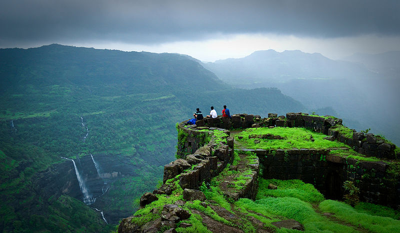 Looking for #weekendgetaways from #Mumbai during the #holidays? Explore these top picnic spots for a one or two-day trip! Plan your trip now and make unforgettable memories with your loved ones. 👉 Check out the list here: rb.gy/cahh71 #FamilyFun #picnicspots