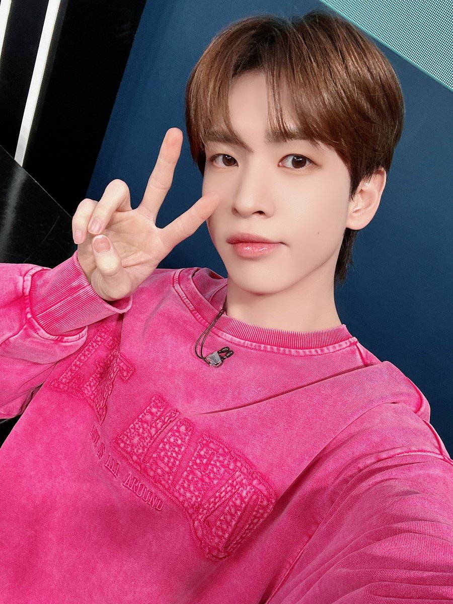 CRAVITYstarship's tweet photo. [📸] 240213
arirang TV #AfterSchoolClub
⠀
밸런타인데이 초콜릿보다 달콤한 미모🍫
MC 런태보고 달달한 하루 보내세요💝
⠀
#CRAVITY #크래비티
#앨런 #태영
#EVERSHINE
#Love_or_Die https://t.co/kFcXJ392bD