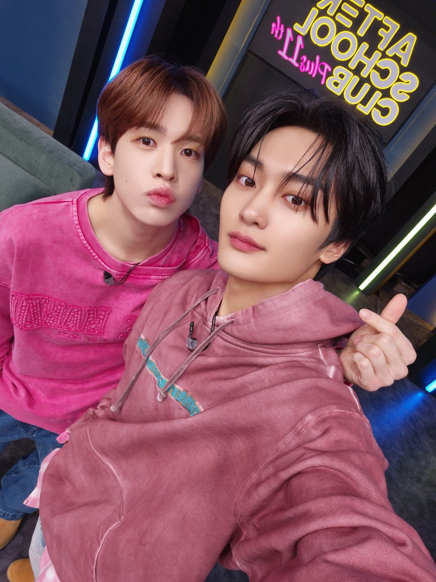 CRAVITYstarship's tweet photo. [📸] 240213
arirang TV #AfterSchoolClub
⠀
밸런타인데이 초콜릿보다 달콤한 미모🍫
MC 런태보고 달달한 하루 보내세요💝
⠀
#CRAVITY #크래비티
#앨런 #태영
#EVERSHINE
#Love_or_Die https://t.co/kFcXJ392bD