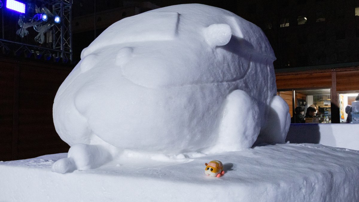 迫力ある自分の雪像に感激して、とりあえず横に並んだポテト
#さっぽろ雪まつり 
#モル旅