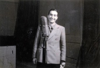 #Giornatadellaradio Viva la Radio
(nella foto mio padre Salvatore, venti anni, 1943, Radio Palermo, prima stazione libera nell'Europa occupata dai nazifascisti)