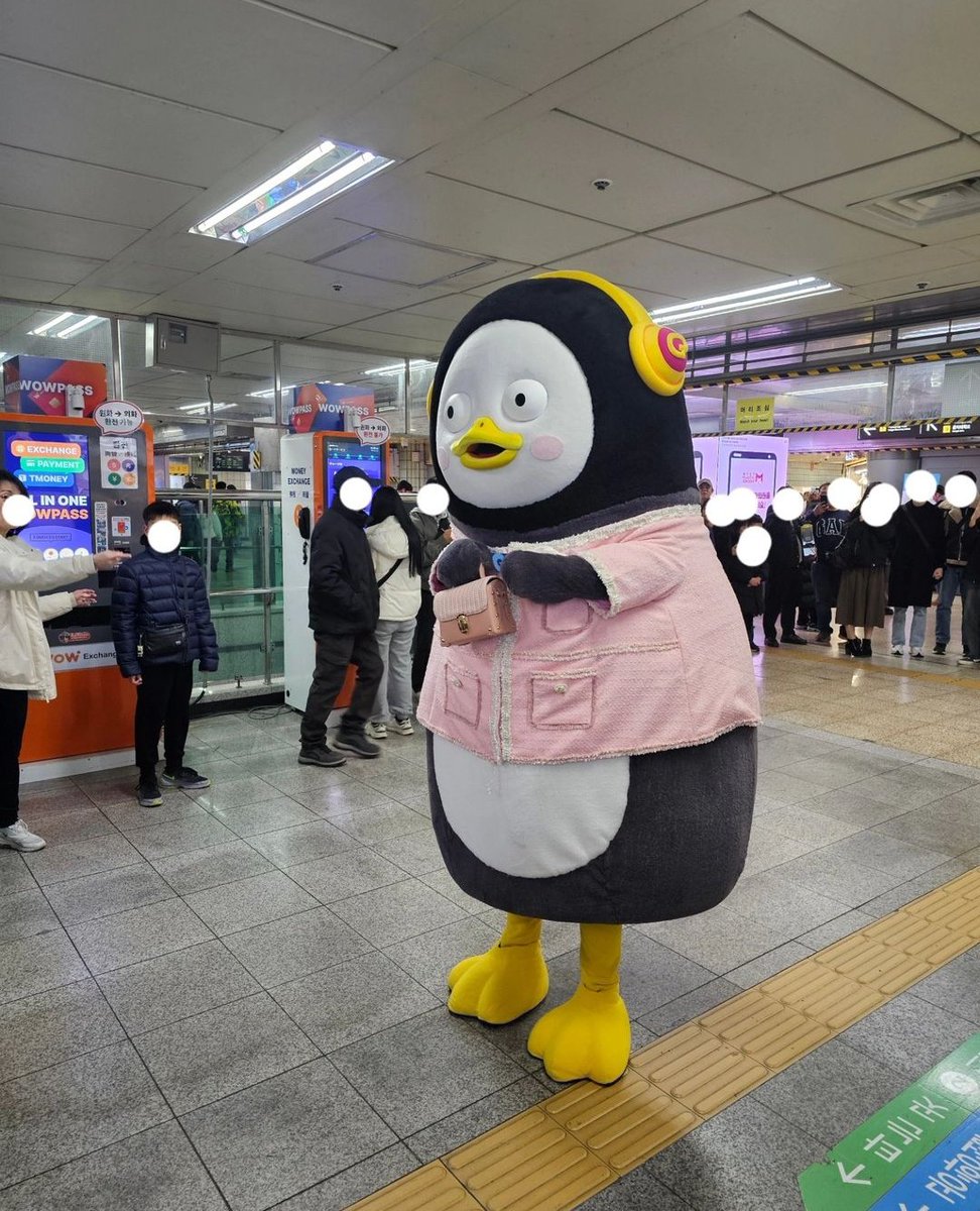 GiantPengsoo's tweet photo. 펭수야아아아 어딜가는거야 예쁘게 입고
https://t.co/6BngeTLEcn https://t.co/Zlm6RXKY4D