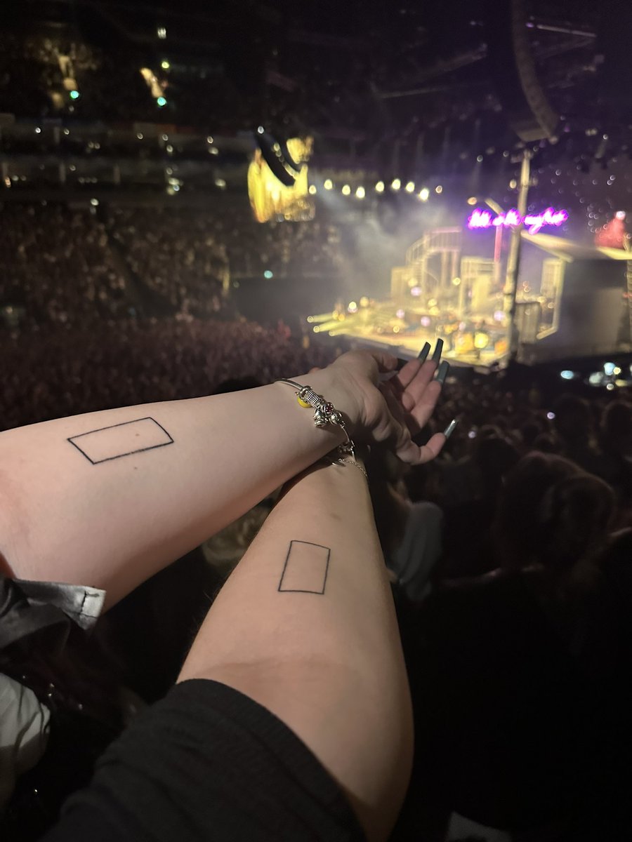 curlycc3's tweet photo. @the1975 The best night as always. 🫶🏽 #The1975 #The1975London https://t.co/CEXl9PvdqL