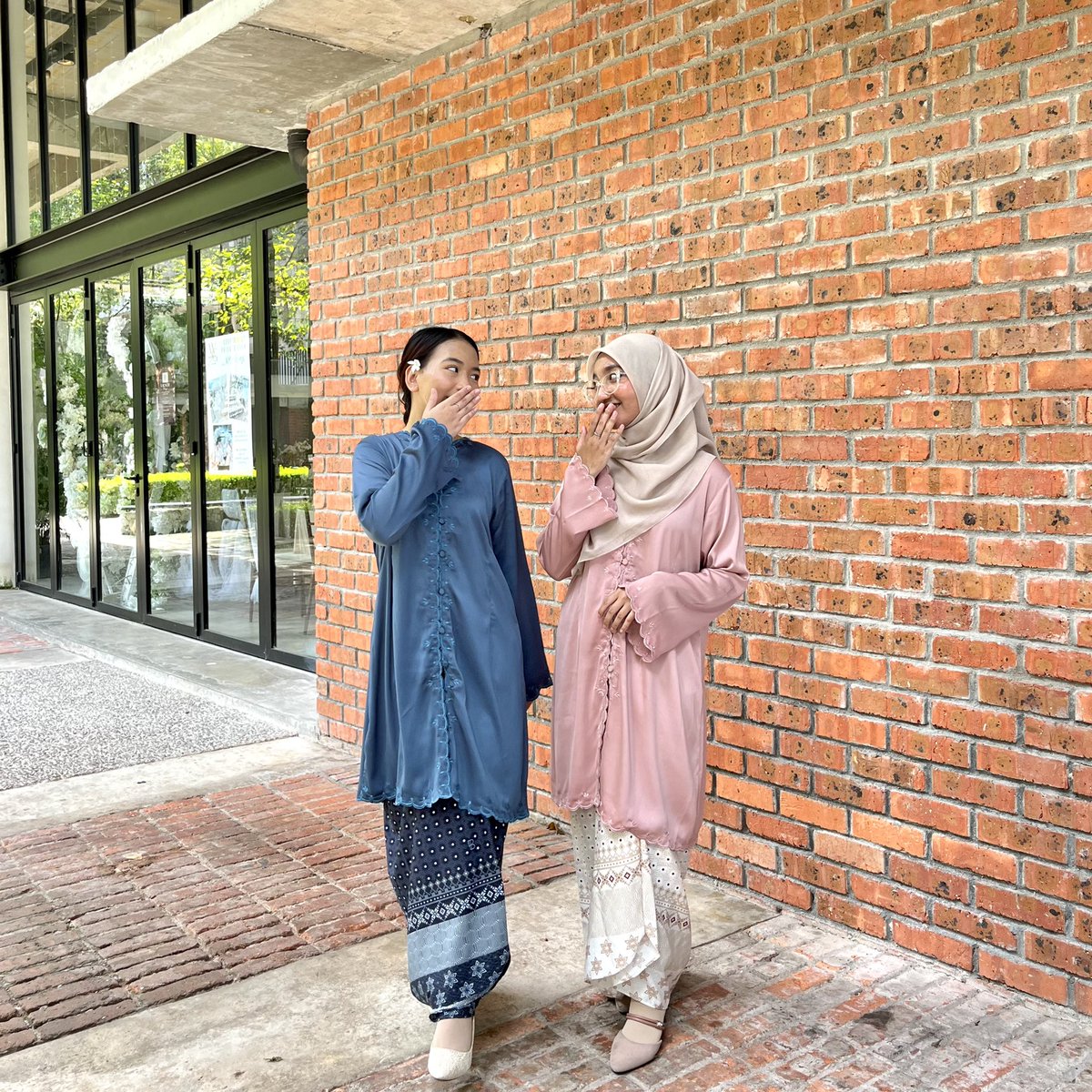 byhisdaisy's tweet photo. Gorgeous Fairies wearing our Prime Label Collection , Kebaya Luxe Aurora 😍❤️

Fairies yang nak looks flowy boleh grab Kebaya Luxe Aurora. Kebaya Luxe Aurora ni sangat selesa tau nak pakai cuaca panas atau cuaca sejuk. Pembelian boleh dibuat diwebsite atau Hq✨ https://t.co/xvwpGHPmCH