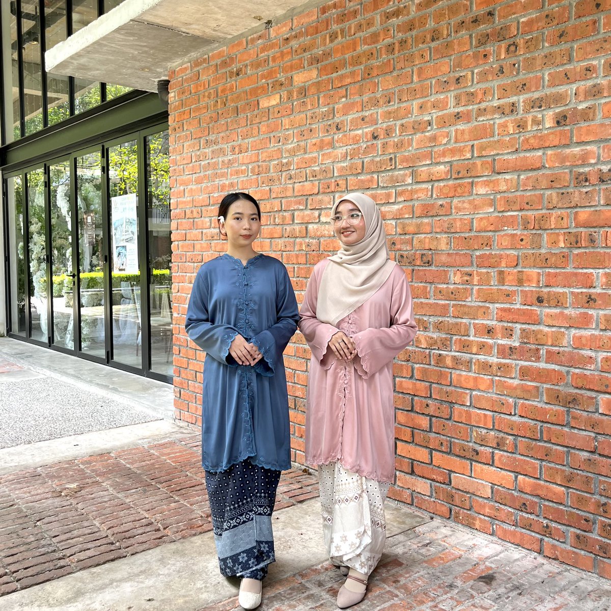 byhisdaisy's tweet photo. Gorgeous Fairies wearing our Prime Label Collection , Kebaya Luxe Aurora 😍❤️

Fairies yang nak looks flowy boleh grab Kebaya Luxe Aurora. Kebaya Luxe Aurora ni sangat selesa tau nak pakai cuaca panas atau cuaca sejuk. Pembelian boleh dibuat diwebsite atau Hq✨ https://t.co/xvwpGHPmCH