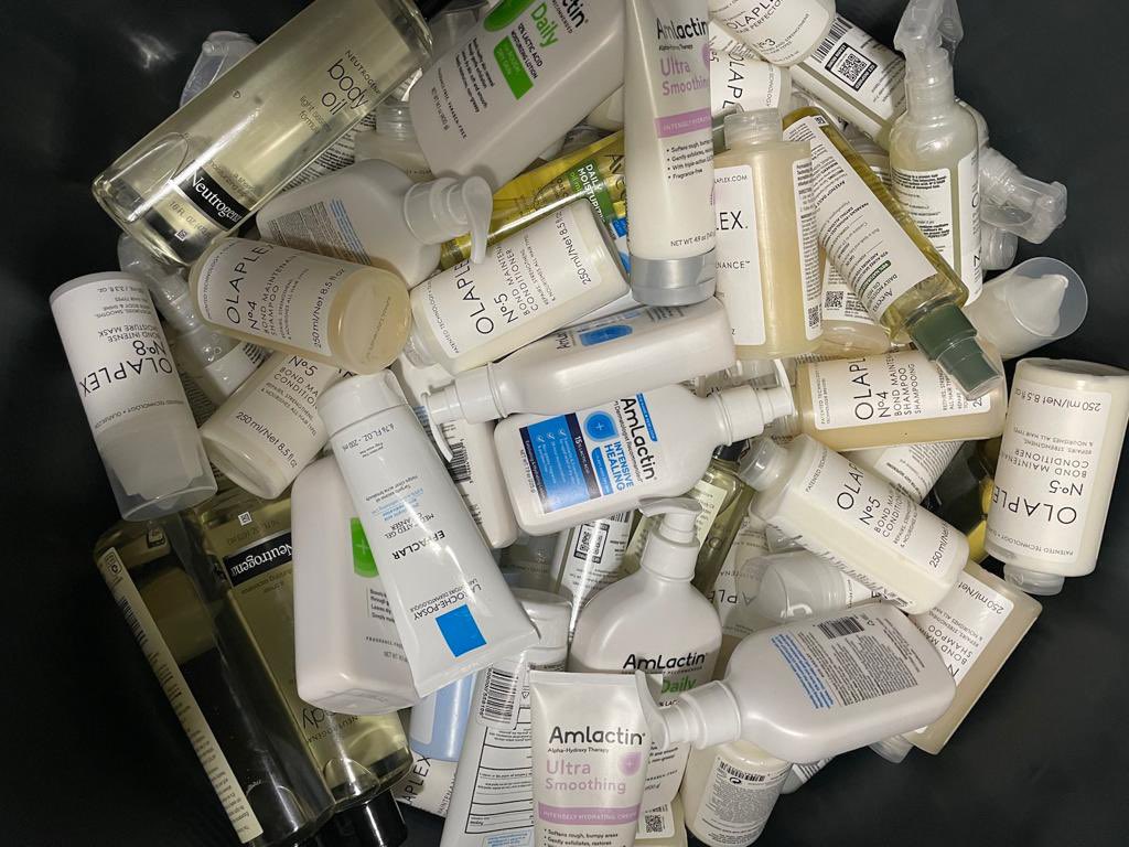 MFunkee's tweet image. Greetings Fam🖖 

Just here to tell y’all that we sell original cosmetics products.

See just samples 👇🏻

We will appreciate if you patronize us 🙏🏻