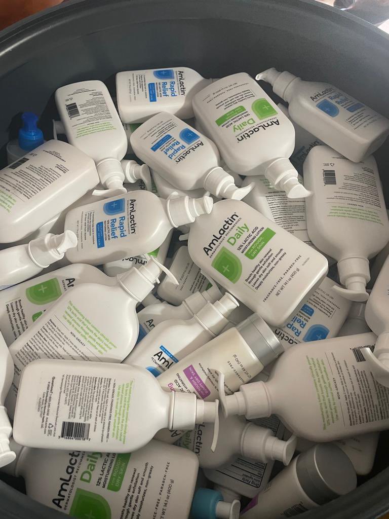 MFunkee's tweet image. Greetings Fam🖖 

Just here to tell y’all that we sell original cosmetics products.

See just samples 👇🏻

We will appreciate if you patronize us 🙏🏻