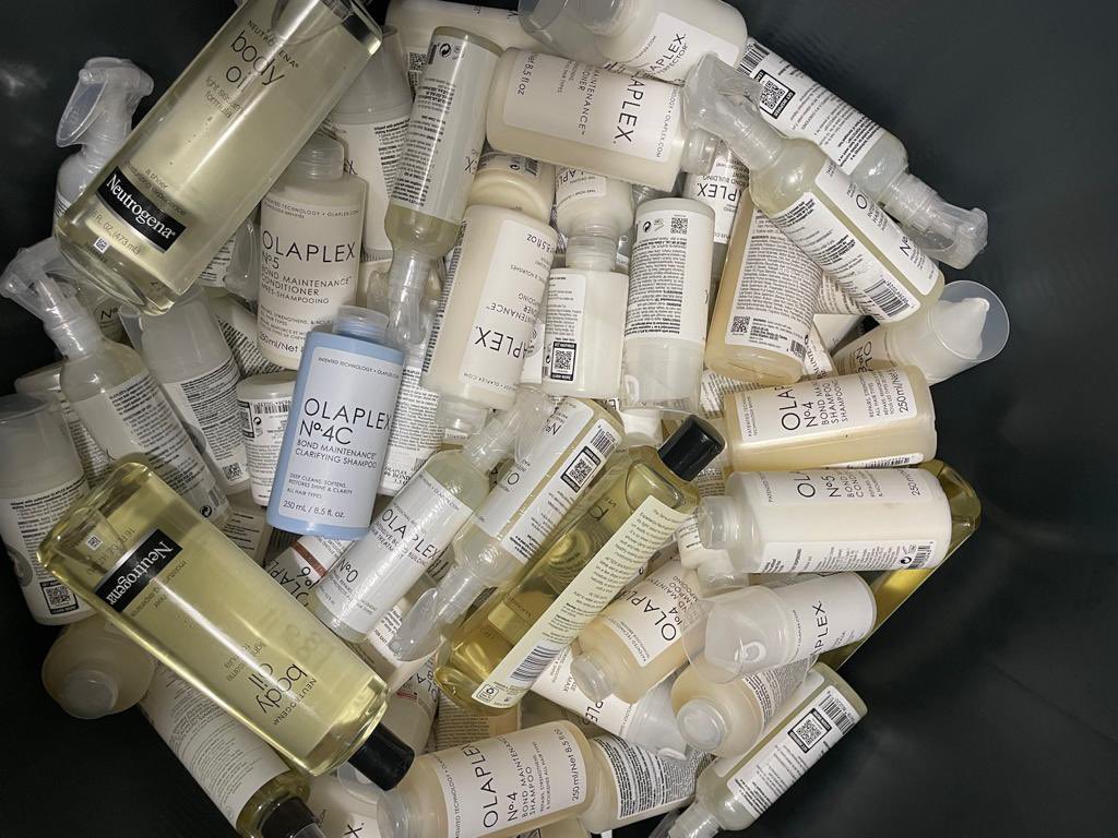 MFunkee's tweet image. Greetings Fam🖖 

Just here to tell y’all that we sell original cosmetics products.

See just samples 👇🏻

We will appreciate if you patronize us 🙏🏻