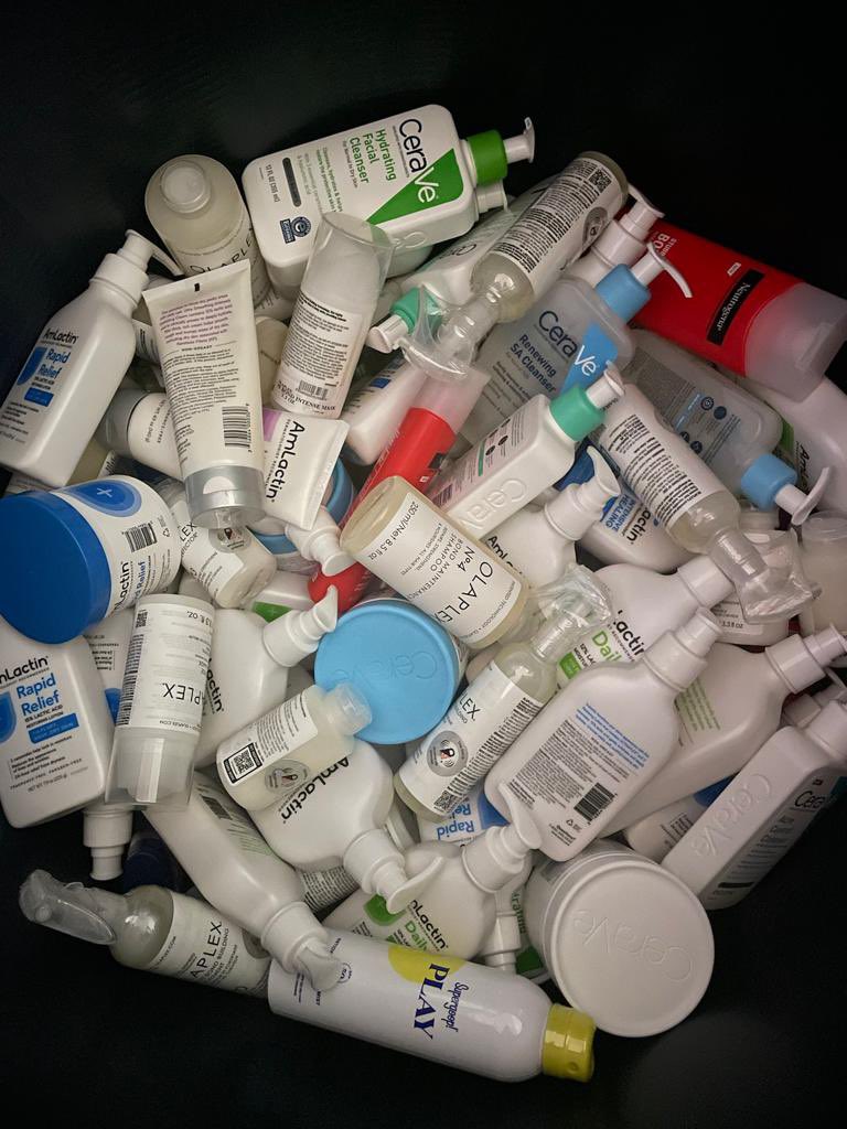 MFunkee's tweet image. Greetings Fam🖖 

Just here to tell y’all that we sell original cosmetics products.

See just samples 👇🏻

We will appreciate if you patronize us 🙏🏻