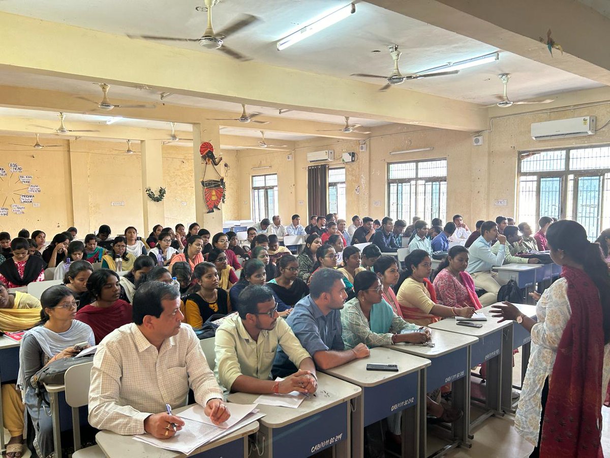 AgrivisonOdisha's tweet photo. An interaction program was held between faculty members, research scholars and students of College of Agriculture, OUAT, Bhawanipatna in presence of Sushree @Alekhikap99, National Co-Convenor of @AgrivisionOrg &amp; Sushree Bishmita Kiran, State Co-Convenor of #AgrivisionOdisha. https://t.co/Dnuy3JKAa7