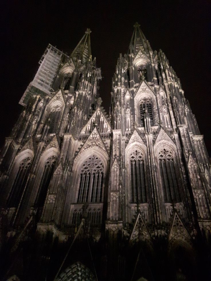 tell her she’s beautiful like the cologne cathedral at night 🫶🏻