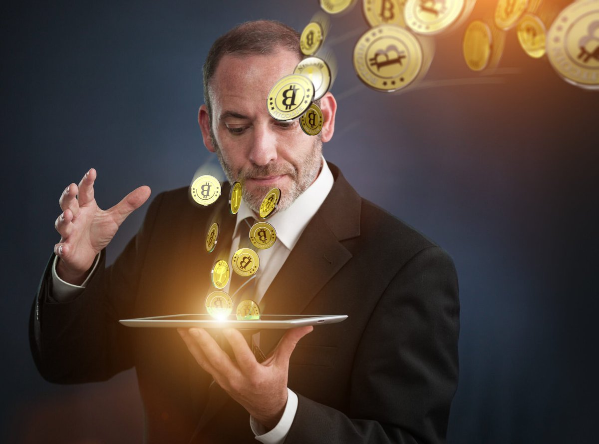 Сервис мониторинга данных публичных реестров Опендатабот назвал наиболее крупных держателей криптовалют среди украинских чиновников. Всего за 2022 год цифровые активы упоминались в 1428 декларациях госслужащих, что вдвое больше показателя 2021 года — 788.