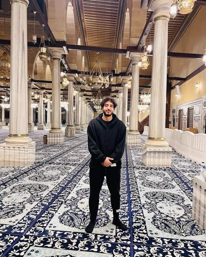 sameh_asker's tweet photo. لاعب النادي الأهلي "محمد هاني" راح يزور سيدنا الحسين في مسجده بالقاهرة ..فجاءته اللعنات والتكفير من بعض جمهور النادي..

القصة إن في عصر الصحوة الوهابية في الخمسين سنة الأخيرة تم تقبيح وتكفير الصوفيين ومناسباتهم، رغم إنها جزء أصيل في الثقافة المصرية منذ القدم وهي (حب الأولياء الصالحين) والتعلق بسيرتهم..

ومفيش خلاف إن الإمام الحسين هو واحد من أكبر وأهم هؤلاء الصالحين الذين اجتمعوا على صلاحه كل مذاهب المسلمين دون استثناء..

يعني اللاعب معملش حاجة غلط بل شئ جميل يبعث الراحة في النفوس ، وأنت شخصيا لما تحب حد بتروح تزوره، وهذا اللاعب شأنه كشأن سائر المصريين يحب آل البيت والصحابة معا.

وكمان الرسول في القرآن خاطب الناس جميعا إن المودة في القُربى عليها أجر، والمودة يلزمها الزيارة..

تحدثت قديما مع أحد المتشددين المقاطعين لزيارة آل البيت والإمام الحسين تحديدا.. فكانت ثمة المناقشة أخطاء دينية وعقلية ومنطقية كثيرة من الظلم حملها للإسلام..

فإذا سألتهم عن سبب تحريمهم للزيارة يقولون: هذا شرك بالله وعبادة للحسين، وكمان الزيارة يصحبها لطم ودماء ومشاهد مؤذية كالتي يفعلها الشيعة والصوفيين في الموالد..

والجواب على الحجة الثانية : إن حضرتك كدا بقيت عامل زي (قاطع الرحم) مع والديه، بحجة إن ضيوف والديه كلهم شحاتين وحرامية..!..وفقا لمنطقه 

طيب..سيبك من الضيوف، لا يضرك من ضل إذا اهتديت، أهم حاجة شوف أبوك وصِل رحمك، واتكلم عنهم انك تحبهم فعلا وضد من يظلمهم ، أما المخطئ يكفيه النُصح وما عليك هداهم إنما على الله..

أما الحجة الأولى: فجمهور السنة والجماعة بل جمهور المسلمين اتفقوا على جواز التوسل بالأولياء والصالحين وأن ذلك هو فعل السلف الذي لا يخالف أسس العقيدة، وفتاويهم مشهورة بالكتب الدينية التي تدرس بالأزهر الشريف وتباع بالمكتبات،

 يعني مش شرك ولا حاجة يامولانا..دا فعل المسلمين منذ القدم وإلا حضرتك ممكن تكون شايف إن كل المسلمين السابقين كانوا مشركين..!!

في الحقيقة توجد أسباب أخرى لموقف هؤلاء من آل البيت وتحريم زيارتهم بينما تجدهم يزوروا قبور أئمتهم وقادتهم عادي، فلا تجدهم يتحدثون عن الحسين وآل البيت باستفاضة..

والسبب أن هؤلاء يمثلون لديه (عقدة) لثلاثة أسباب:

1- حديثه الواسع عن آل البيت سيفضح البيت الأموي وجرائمهم في عائلة النبي ونسل بني هاشم بالعموم، وهذا خط أحمر لديهم ، لأن كهنة وسدنة مذهبه كلهم أمويون متعصبون أشهرهم الحجاج بن يوسف الثقفي ..

وتذكر أن العديد من فقهاء السنة العظام كالإمام الشافعي اتهم بالتشيع والكفر في زمنه من المتشددين فقط لأنه كان بيحب الإمام الحسين وأبيه وينتقد الأمويين، وللإمام الشافعي أشعار مشهورة في ذلك..

2- آل البيت هم بذرة أفكار الحرية المذمومة في عقائد المتشددين، فمن آل البيت اشتق مذهب حرية الاختيار المعروف بعد ذلك (بالقدر) بينما المتشدد والتكفيري على مذهب الجبرية ألد أعداء القدرية..

قصة طويلة في مقارنات المذاهب في الفكر الإسلامي تحدثنا عنها كثيرا، ولها جذور في خلافات الأئمة زمان خصوصا في العصر العباسي..

3- المعتزلة خرجوا من رحم آل البيت، فواصل بن عطاء تربى مع محمد بن الحنفية بن الإمام علي، وشربوا جميعا من أفكاره وحكمته، فتدريس آل البيت هو دراسة لبعض اتجاهات العقلانية الاعتزالية بالضرورة..وهي عقائد ضالة وملحدة عند المتشددين..

الموضوع قضية منهج ومذهب فكري..ليس قضية لطم وشق جيوب وإسالة دماء في الاحتفال، ولا قضية عبادة أضرحة وقبور ..لا يوجد هذا الكلام نهائي..

هذا المتشدد (يكذب) فلو أراد الاحتفال أو أنه يحب الحسين وآل البيت فعلا لأحبهم حتى لو زارهم نتنياهو وشارون أنفسهم..! وما فعله اللاعب محمد هاني يبقى شئ أصيل راسخ في الثقافة المصرية مستحيل تغييره...

فجميع المصريين محبون لآل لبيت والصحابة ويقتدون بسيرتهم وسلوكهم، ومودة هؤلاء بالزيارة فعل محمود في ذاته ويزيد الصلة بين المسلم وربه..

#نقد_الموروث