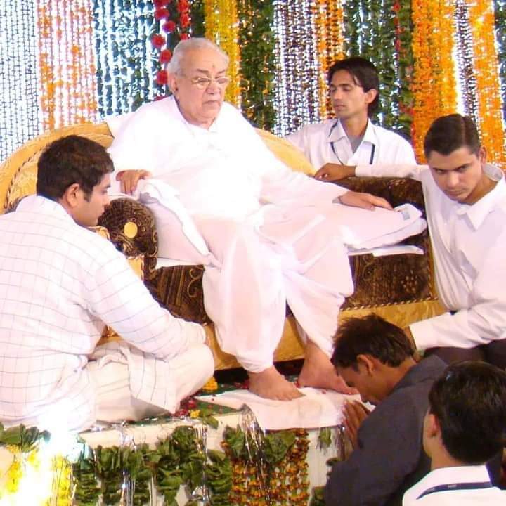 मन चंचल  इत उत ना भागे 
तुम संग जुड़े जब से धागे
मन मंदिर में छवि तुम्हरी है 
अंदर उजियार तुम्हई से है..
सब कुछ सरकार तुम्हई से है..
जय गुरुदेव 🙇