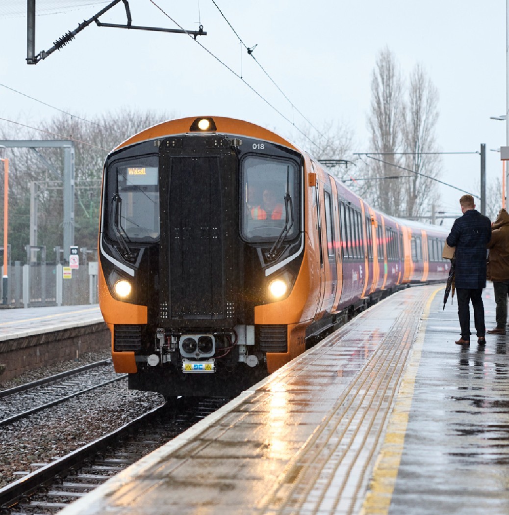 WestMidRailway's tweet image. Welcome aboard our #Class730 trains now operating on Wolves - New St - Walsall 💜 🧡
 
We've got 48 of these brand new trains coming to the Cross City line &amp;amp; local routes via @NetworkRailBHM this year.
  
⚡ Sockets
💺 199 seats
🔀 Open gangways
🌤️  Air con &amp;amp; underfloor heat