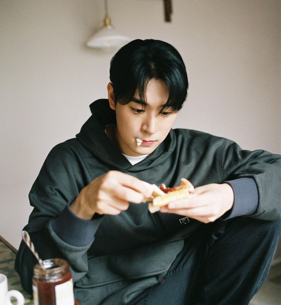 seoham_park93's tweet photo. 입에 뭐 함부로 물지마

애기 식빵 테두리 안좋아해서 형아가 다 먹어주는거 같음 https://t.co/dSZkNbTQBH