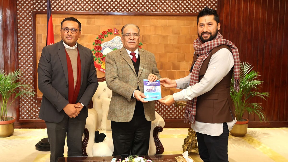 उपसभापति डा. स्वर्णिम वाग्लेकाे नेतृत्वमा तयार 'सहकारी तथा लघुवित्तीय संस्थाकाे संकट र समाधानका उपाय र याेजना' प्रतिवेदन रास्वपाले आज बिहान प्रधानमन्त्री पुष्षकमल दाहाललाई (बालुवाटारमा) बुझाएकाे छ।