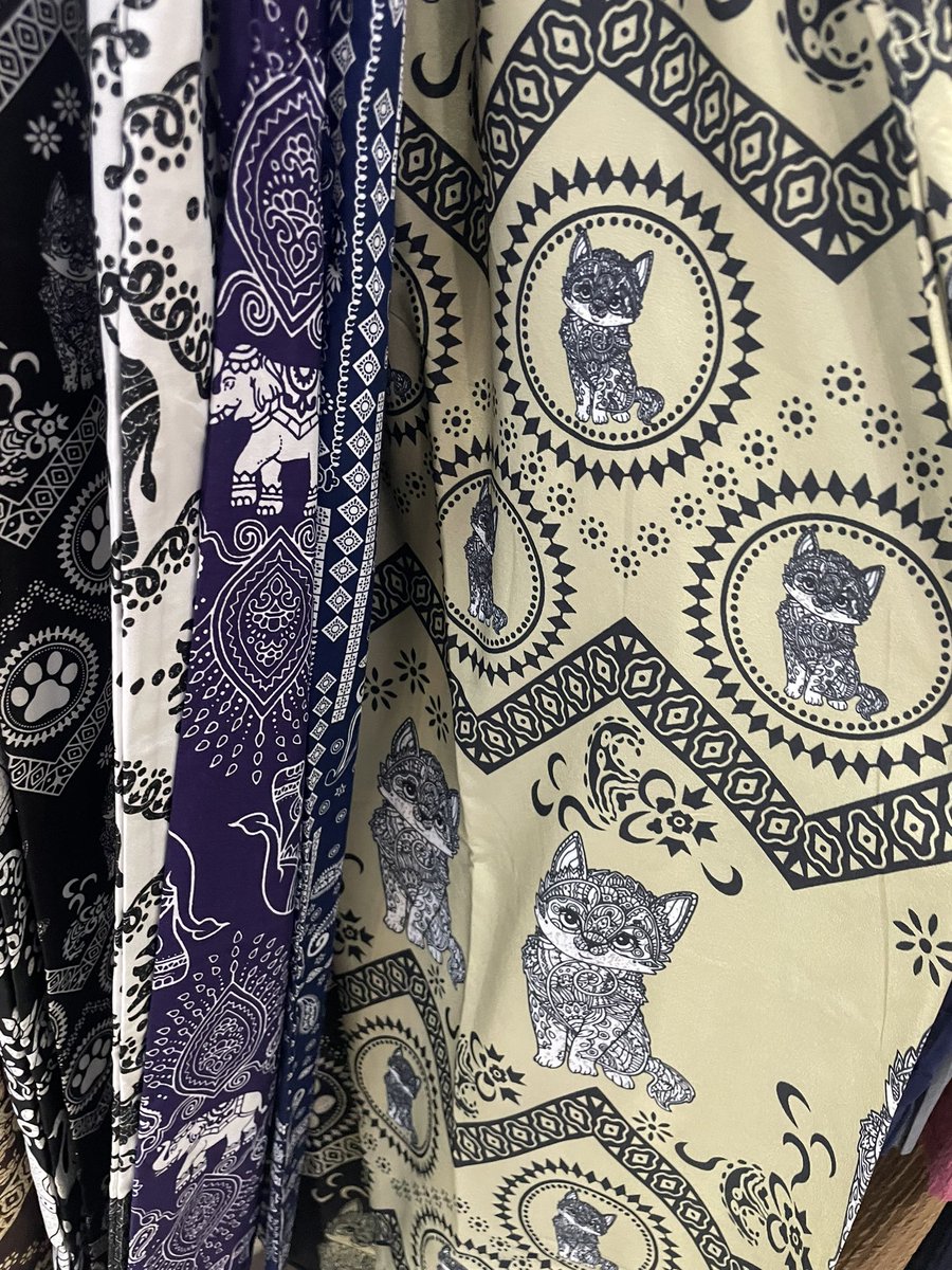 Harup223's tweet photo. 🐘タイパンツがMade in China に席巻されていた事に今更気付いたタイ政府🇹🇭
中国産を締め出してタイ各県オリジナルタイパンを作ろうって流れになり、象以外の色んな柄が出て来て面白い😆
スタートを切ったコラート県のネコパンがウケたものだからネコ柄派生増殖中 https://t.co/KzGuJDo3Po