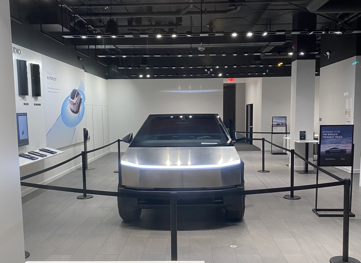 Cybertruck arrived this eve at Tesla Kitsilano location. <a href="/TeslaOwnersBC/">Tesla Owners Club of BC</a> <a href="/DriveTeslaca/">Drive Tesla 🇨🇦</a>