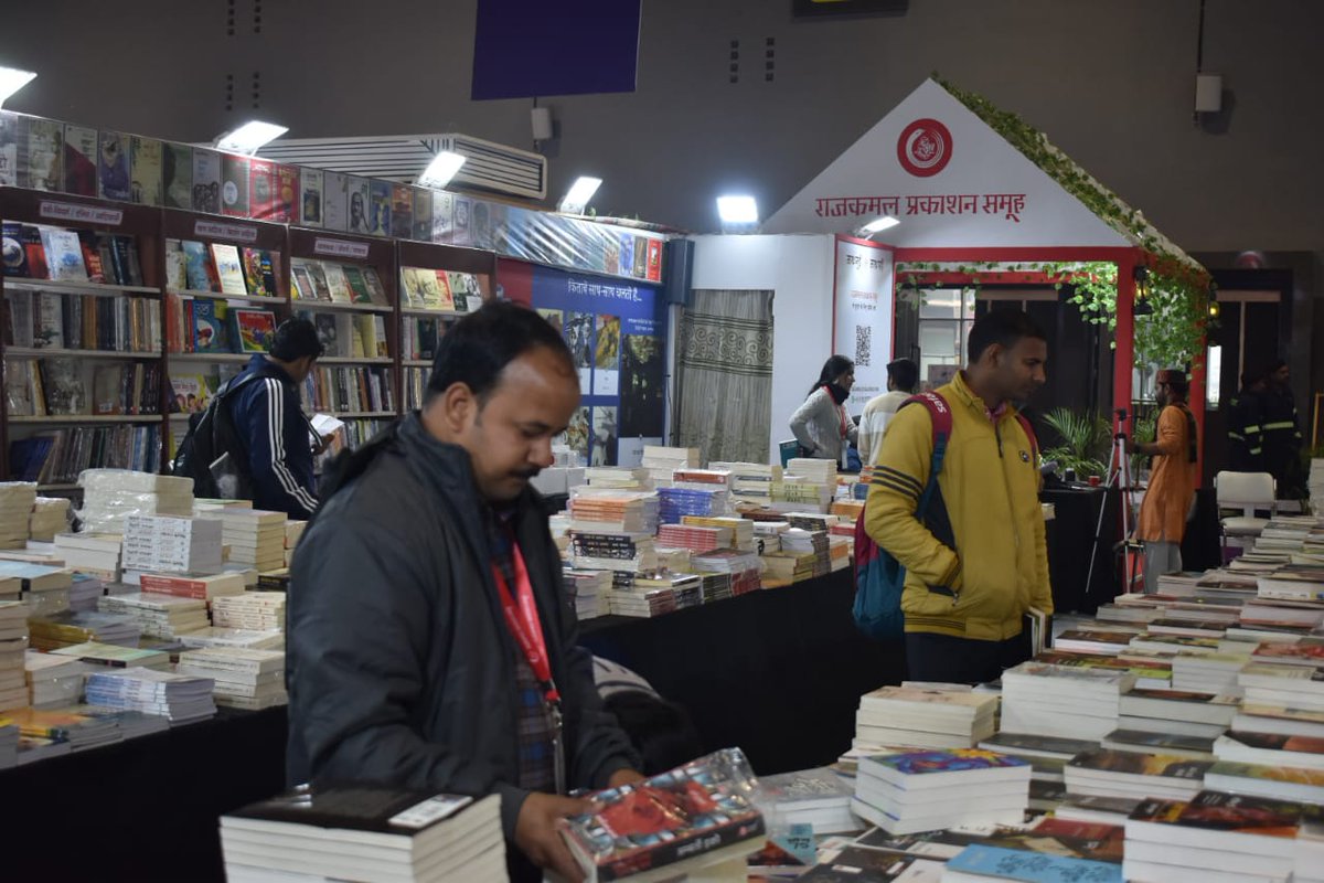 RajkamalBooks's tweet photo. विश्व पुस्तक मेले का चौथा दिन
जलसाघर, राजकमल प्रकाशन समूह
हॉल नं. 02, स्टॉल नं. N-01
प्रगति मैदान, नई दिल्ली
10-18 फ़रवरी, 2024
प्रातः 11:00 बजे से रात 8:00 बजे तक
#साथजुड़ेंसाथपढ़ें #Rajkamalbooks #जलसाघर2024 #worldbookfair2024 #विश्वपुस्तकमेला2024 #jalsaghar2024 #WBF24 https://t.co/T8NZMiunT4