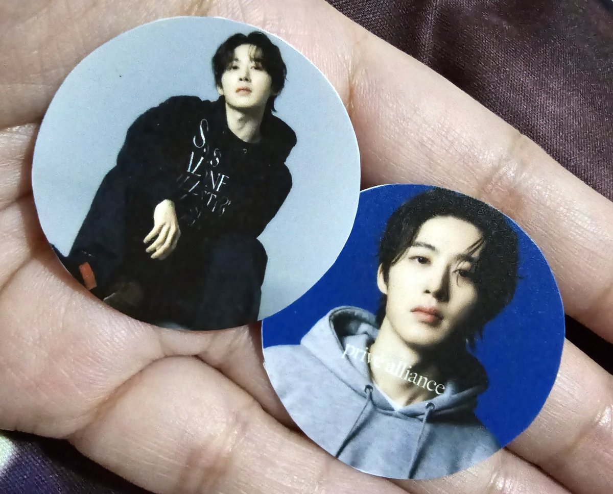 czj619's tweet photo. Stickers are done too! 🫶
Glossy vs Matte finish 😍
Bookmarking as Freebies thread for #PriveAllianceMeetsBI #PriveAlliancexBI #BILovedInManila #Hanbin #IDs #PHIDs 🫀💙 https://t.co/MoCQuFNh02