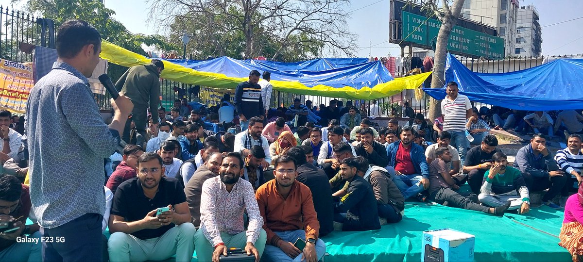 REET लेवल 1 नियुक्ति की मांग को लेकर शहीद स्मारक पर 16 दिन से प्रदर्शन जारी सरकार सुनवाई भी नहीं कर पा रही #REET_लेवल_1_यथास्तिथि_हटाओ
<a href="/madandilawar/">Madan Dilawar</a> <a href="/BhajanlalBjp/">Bhajanlal Sharma</a> <a href="/alokrajRSSB/">Alok Raj</a> <a href="/JATbera1/">Bhera ram</a> <a href="/educationnagari/">Education Nagari</a> <a href="/DrPriyankaBMR/">Dr Priyanka Choudhary</a>  <a href="/Bagimk9972/">बागी दोस्त( मनोज जाट)</a> <a href="/Barmer_Harish/">Harish Chaudhary</a>    <a href="/ASHOKNALPURIA/">Ashok Choudhary 🇮🇳</a> <a href="/arvindchotia/">Arvind Chotia</a>