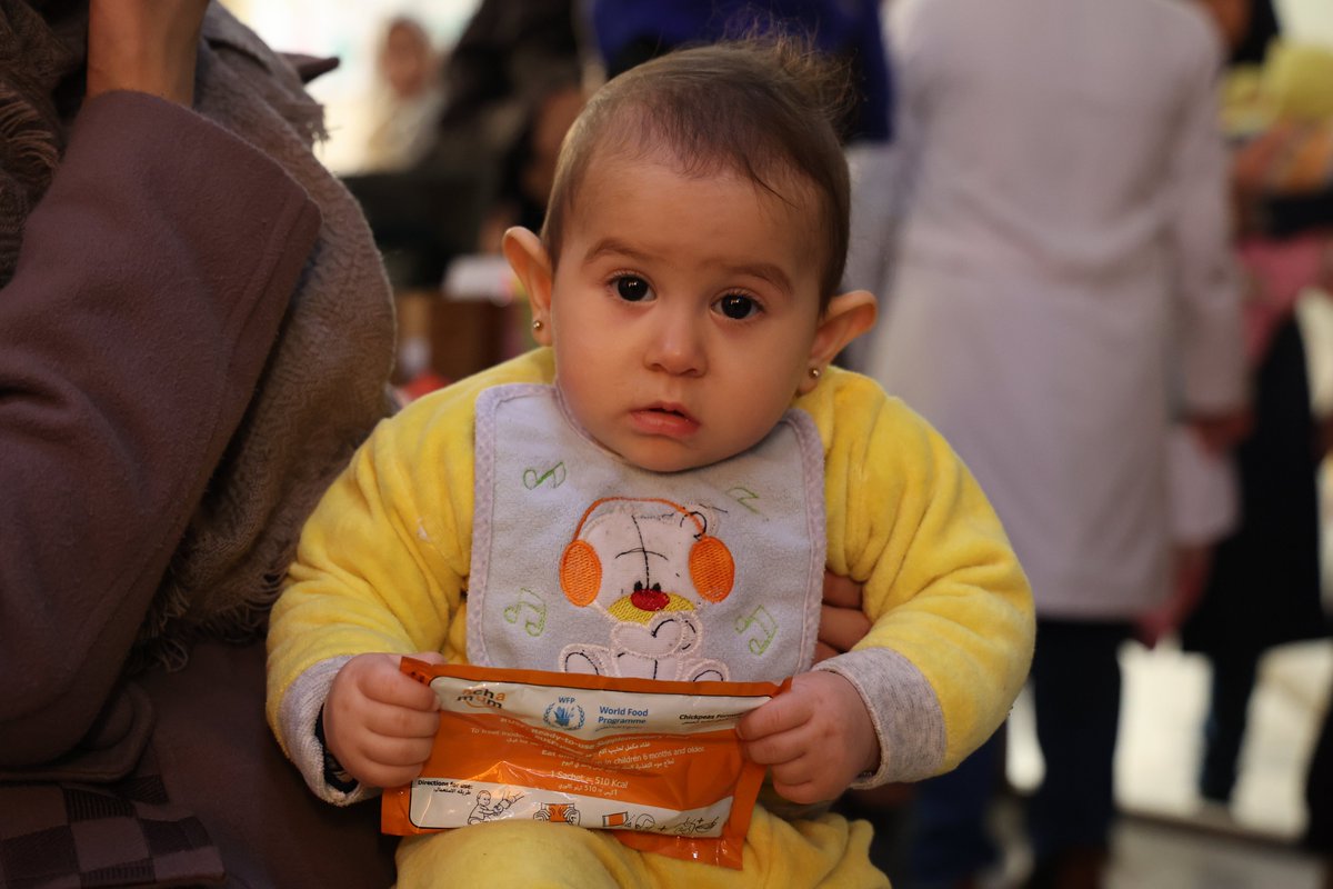 💔5 in each 100 children screened for malnutrition in Syria show signs of acute malnutrition. ❤️‍🩹More than 70,000 children in #Syria were treated from malnutrition in 2023 with support from @WFP. ❤️A peaceful and sustainable future starts with a healthy child.