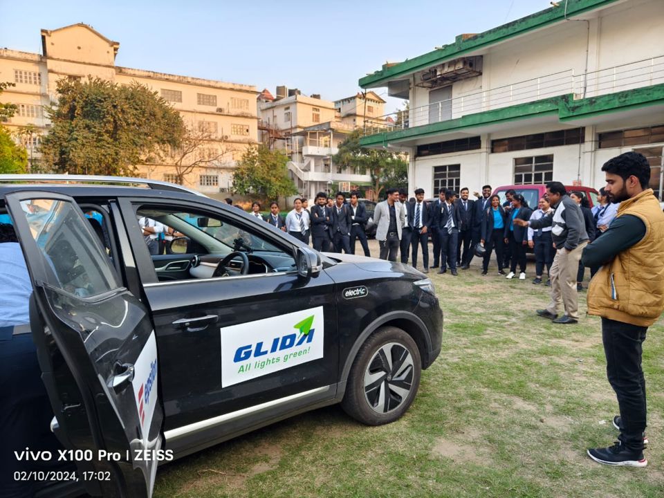 Glad to partner again with Sushil Reddy for raising awareness about #emobility & India's preparedness to shift towards #EVs by embarking on an 8k+ km journey, spread over 30 cities & visiting 15+ educational institutes. #AllLightsGreen #GLIDA #studentengagement #thesunpedalride