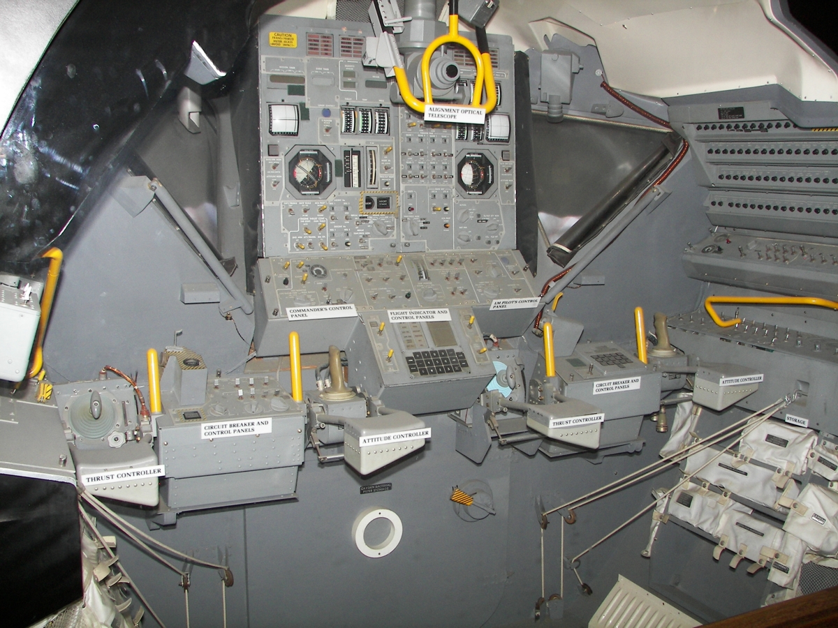 Gr8Believer's tweet image. WOW !! Look at all those joysticks. Now imagine using them while wearing a space suit.
#FakeSpace