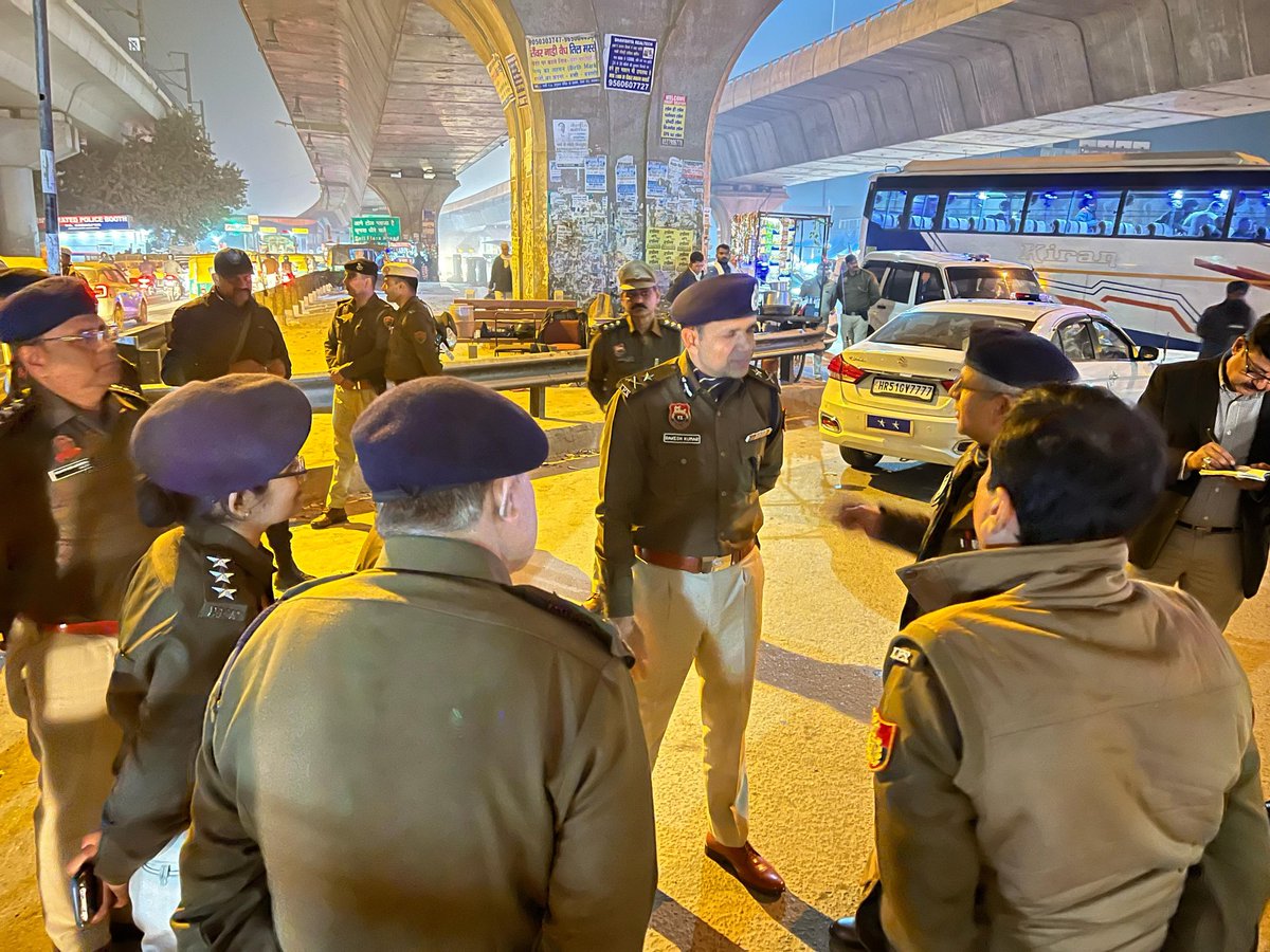 FBDPolice's tweet photo. पुलिस कमिश्नर राकेश आर्य ने @DelhiPolice के अधिकारियो #SouthernRange ज्वाइंट सीपी संजय सिंह, @DCPSEastDelhi राजेश देव और एसीपी बदरपुर रामफूल मीणा के साथ बदरपुर बॉर्डर पर कोऑर्डिनेशन मीटिंग कर कानून व्यवस्था बनाए रखने के लिए विचार विमर्श किया गया। @cmohry @DGPHaryana @police_haryana @DiprHaryana @DIPRO_Faridabad @FTPfbd @IGtraffic_hry