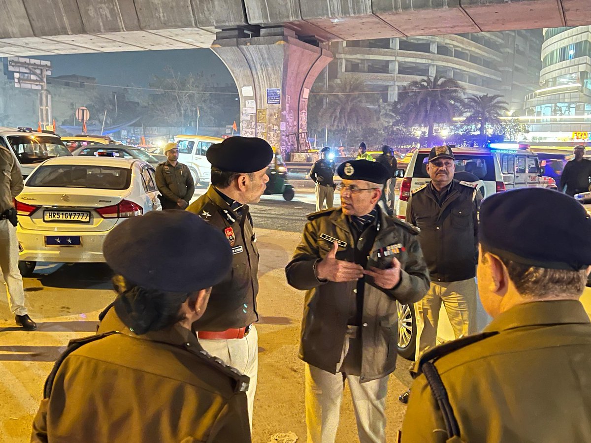 FBDPolice's tweet photo. पुलिस कमिश्नर राकेश आर्य ने @DelhiPolice के अधिकारियो #SouthernRange ज्वाइंट सीपी संजय सिंह, @DCPSEastDelhi राजेश देव और एसीपी बदरपुर रामफूल मीणा के साथ बदरपुर बॉर्डर पर कोऑर्डिनेशन मीटिंग कर कानून व्यवस्था बनाए रखने के लिए विचार विमर्श किया गया। @cmohry @DGPHaryana @police_haryana @DiprHaryana @DIPRO_Faridabad @FTPfbd @IGtraffic_hry