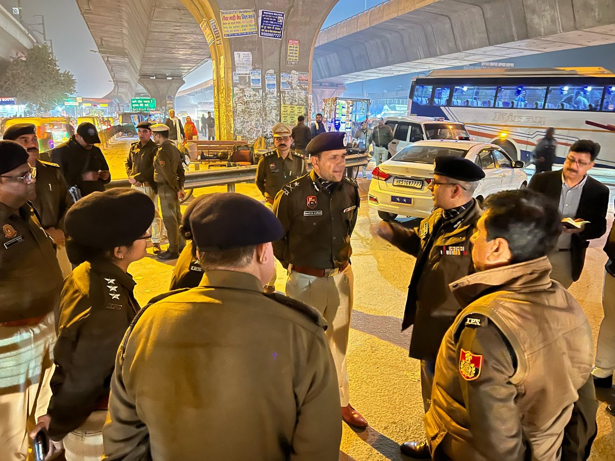 FBDPolice's tweet photo. पुलिस कमिश्नर राकेश आर्य ने @DelhiPolice के अधिकारियो #SouthernRange ज्वाइंट सीपी संजय सिंह, @DCPSEastDelhi राजेश देव और एसीपी बदरपुर रामफूल मीणा के साथ बदरपुर बॉर्डर पर कोऑर्डिनेशन मीटिंग कर कानून व्यवस्था बनाए रखने के लिए विचार विमर्श किया गया। @cmohry @DGPHaryana @police_haryana @DiprHaryana @DIPRO_Faridabad @FTPfbd @IGtraffic_hry