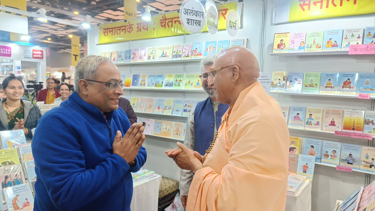 HinduJagrutiOrg's tweet photo. Blessed to receive the divine presence of @AvdheshanandG of Juna Akhara at the World Book Fair 2024 in Delhi. Grateful for his blessings upon HJS's National Guide Sadguru @hjsdrpingale. In a gesture of gratitude, Sadguru Pingale gifted him books on Hindu Rashtra. https://t.co/GQ2X1Lzoph