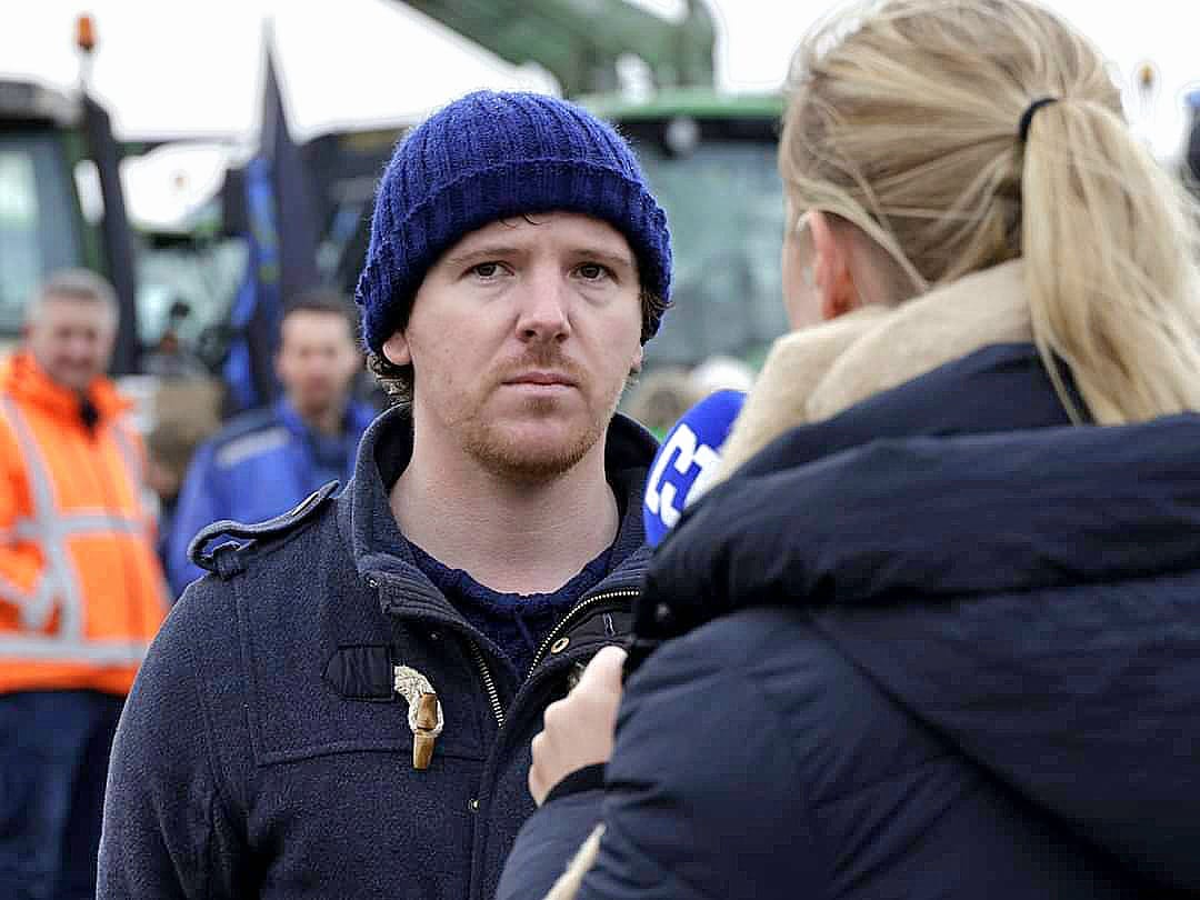 "Als de rechter anti-visserij-ngo's in het gelijk stelt en #garnalenvisserij op de Waddenzee verbiedt, is dat in Noord-Holland, Friesland en Groningen einde verhaal voor honderden gezinnen. Naast visserijfamilies worden ook talloze toeleveranciers hard getroffen."