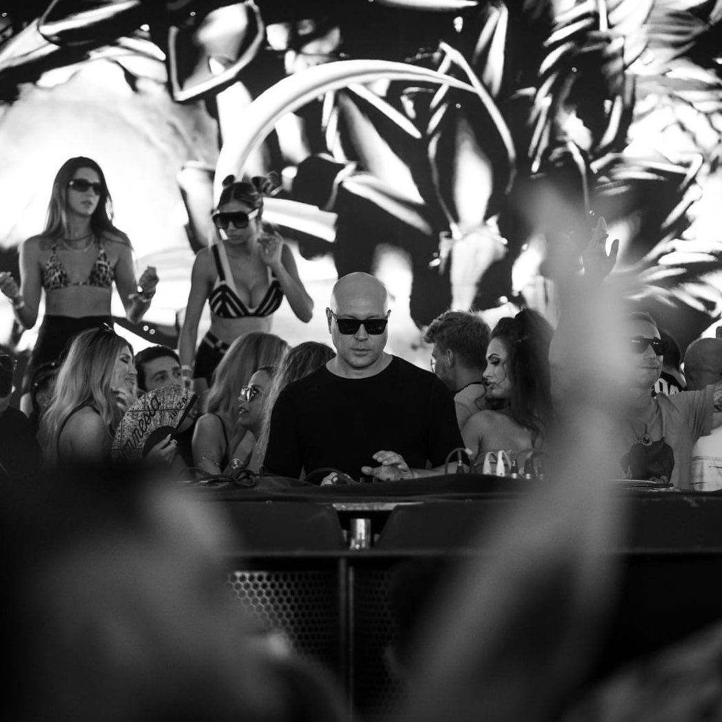 SunwavesFest's tweet image. MARCO CAROLA ::: Celebrating THE MAN every day since our first edition 17 years ago ::: Catch the sunrise on the beach with the Italian artist at #SUNWAVES #SW32 ::: 1-7 May 2024 ☀️🌊 

Grab your festival ticket livetickets.ro/bilete/sunwave…