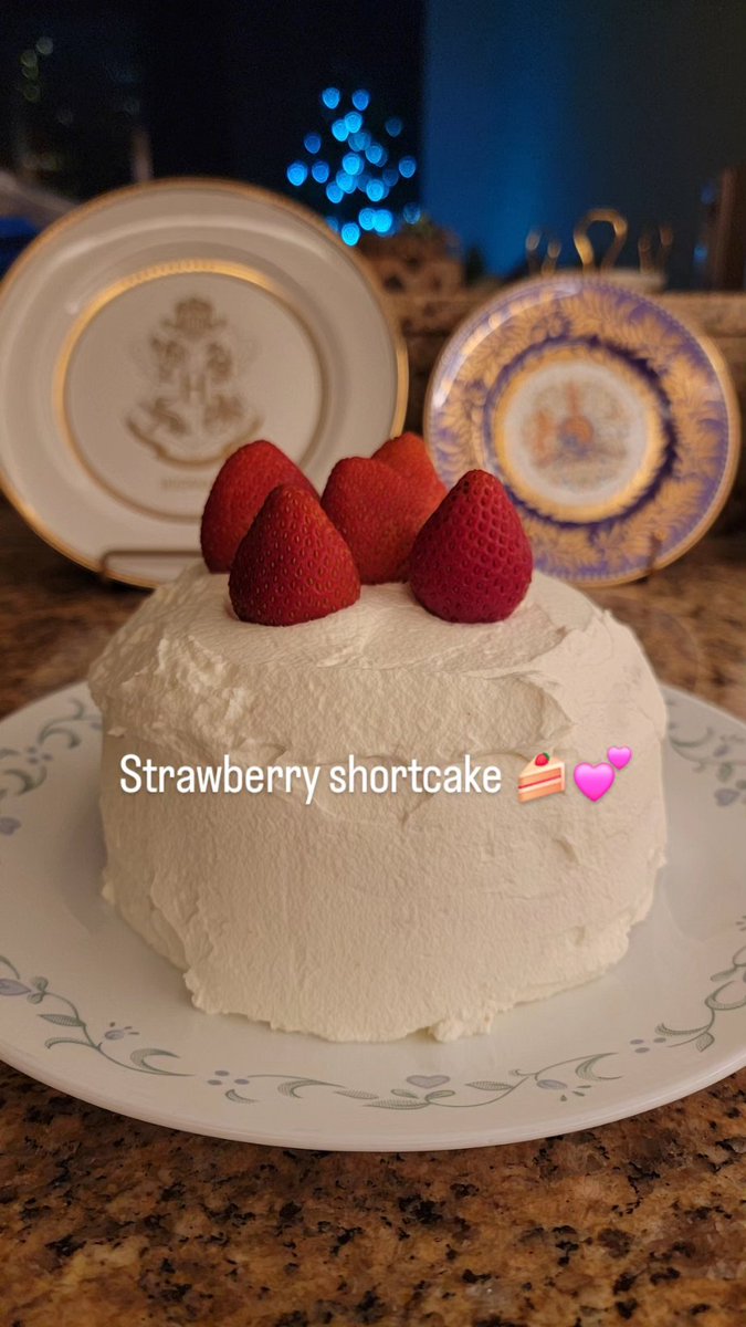 Ezureiya's tweet photo. This platform is forever burning and needs more positivity, so here's a pic of a cake I made 'cause I recently took up baking as a hobby 💕 https://t.co/ImTAiiHxNd