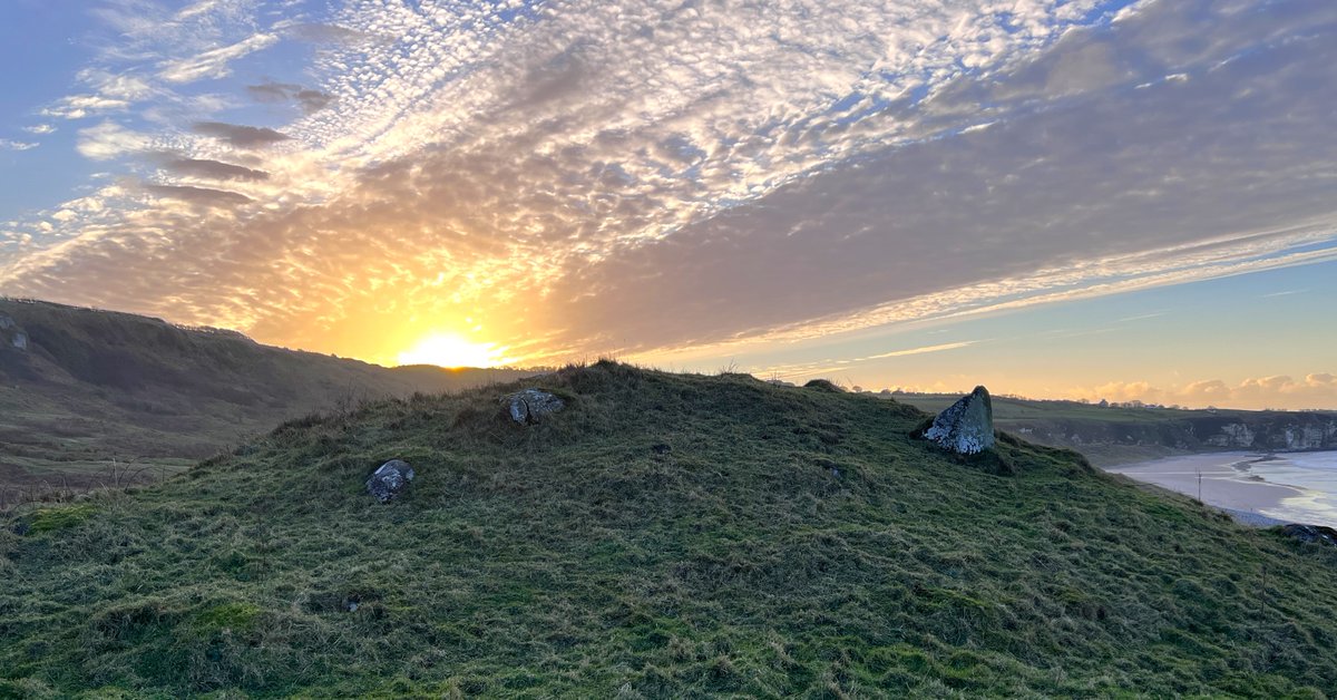 Sundown at Whitepark Bay Cairn on the North Coast...an excavation in 1870 uncovered the remains of a skeleton on 'a rude platform of stones'
📷January 2024
 #TombTuesday